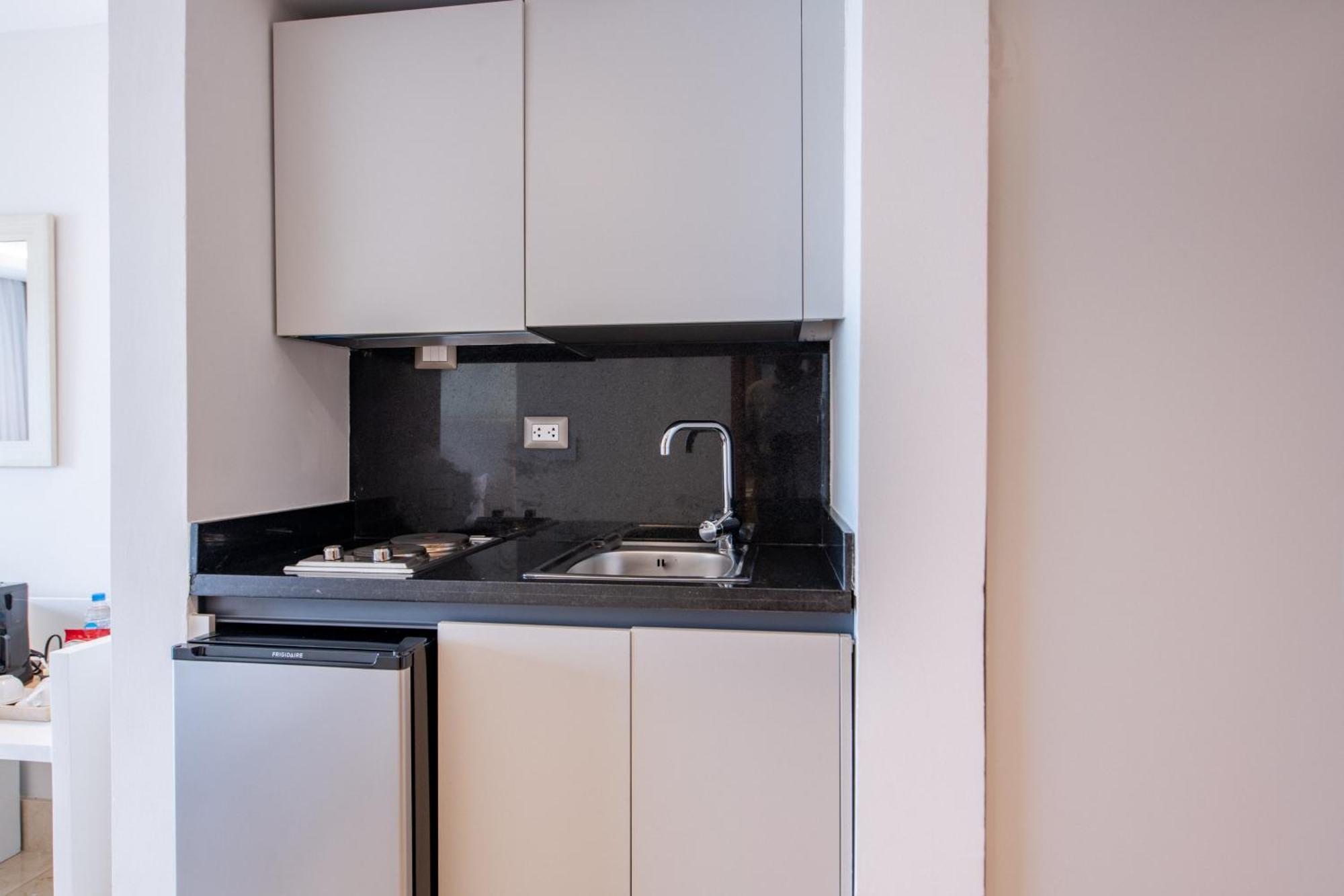 Hacienda Samana Bay Hotel Exterior foto A kitchenette in a studio apartment